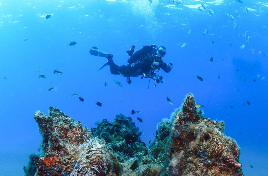 Lanzarote Dive site Punta Tinosa with rubicon diving center a diver 2 eb0bc75a3b