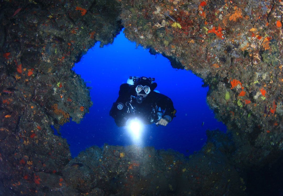 Lanzarote Dive site waikiki with rubicon diving center a diver 1681090a8e