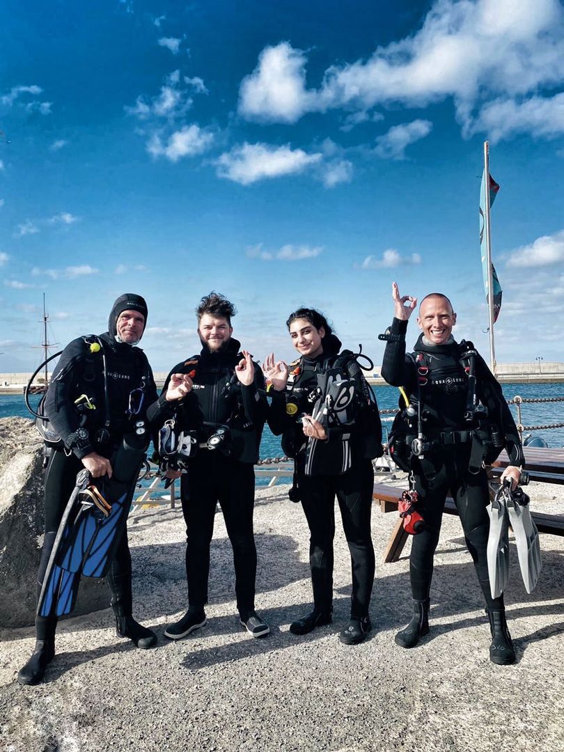 Open Water Instructor course in lanzarote buceadores en el muelle